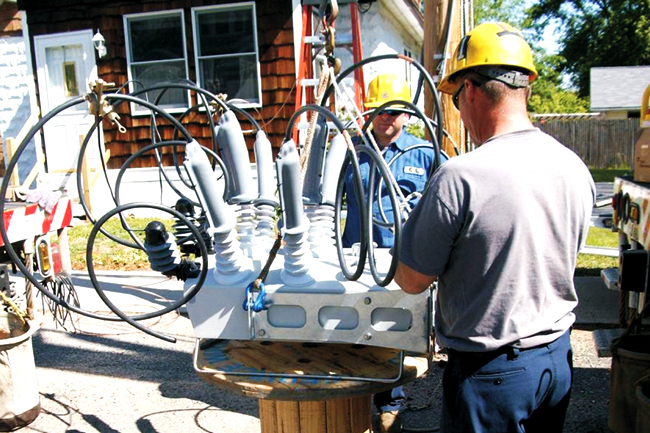 Os engenheiros da Chicopee Electric Light Company instalam o Religador da NOJA Power