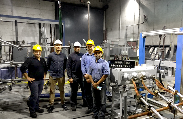 Equipe NOJA Power no Laboratório KEMA com a VISI-SWITCH® (à direita)