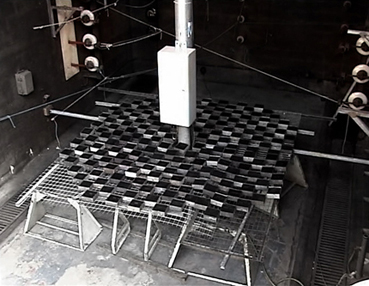 Testes de arco incluem o exame dos efeitos de falha de religadores em tecidos desenvolvidos para imitar a pele humana. Direcionar os gases quentes para o poste e para cima maximiza a segurança do pessoal abaixo do religador.