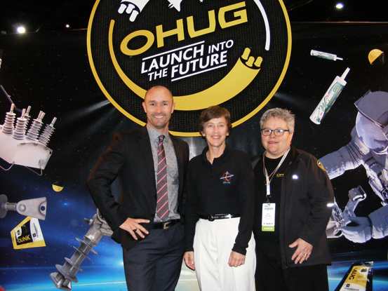 Astronauta aposentada da NASA, Wendy B. Lawrence (no centro), Glenn Harris da NOJA Power e Nan Russell da OHUG