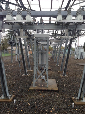 Figura 1 – Arranjo de Montagem em Subestação do Religador OSM da NOJA Power, em Eugene, Oregon, EUA.