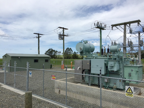 Religador da NOJA Power instalado em subestação da Network Waitaki Duntroon (parte traseira da subestação)